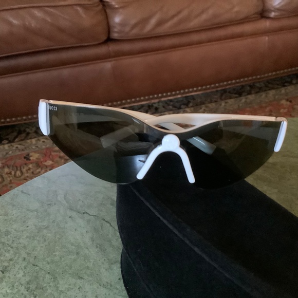 Gucci 99mm Shield Wrap Sunglasses White White Grey main image 4